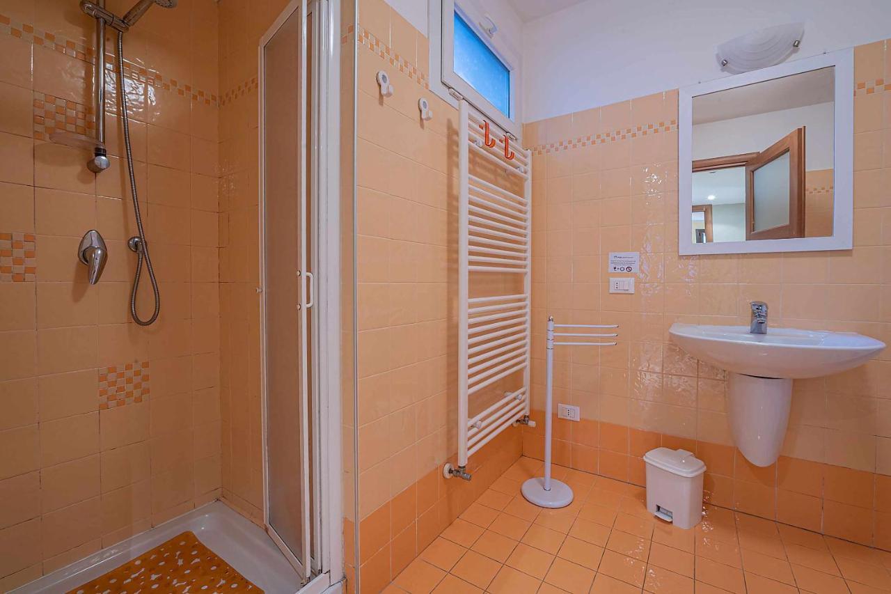 Il Glicine Appartamento Con Darsena Privata A Lago Pettenasco Exterior photo